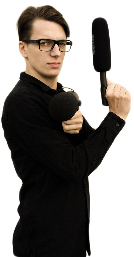 Tomáš Chrástek drží mikrofony